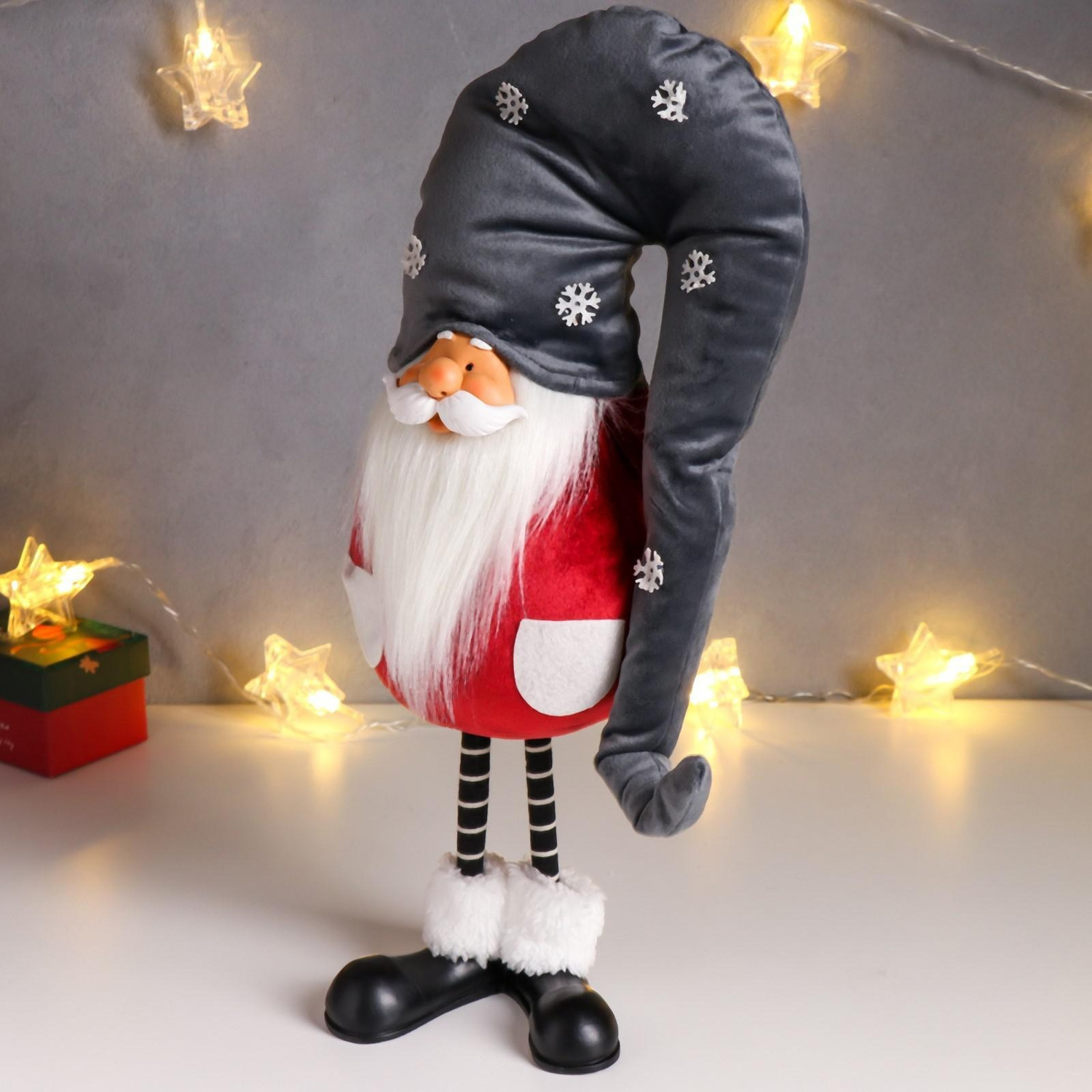 Кукла интерьерная "Дед Мороз в бордовом кафтане, в сером колпаке со снежинками" 42х13х18 см 626