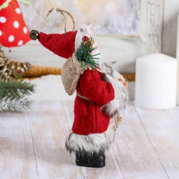 Дед Мороз в красной шубке с лесными гостинцами 16 см   4316754