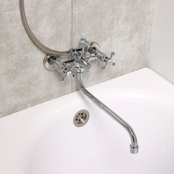 Смеситель для ванны Эверест B22-065, длинный излив, двухвентильный Смеситель для ванны Эверест B22-065, длинный излив, двухвентильный